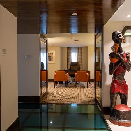 Lagos Continental Hotel Exterior foto The interior of a suite at the Taj Bengal