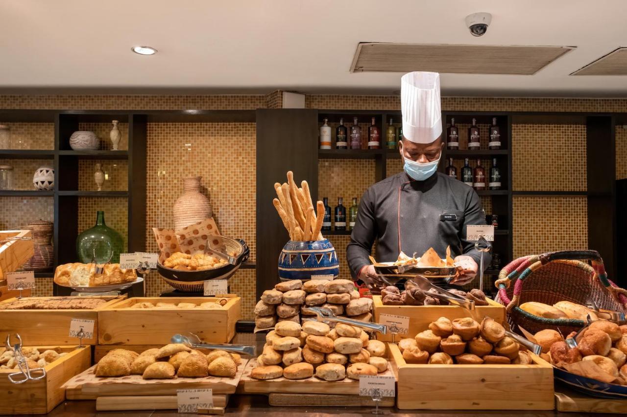 Lagos Continental Hotel Exterior foto A pastry chef at work