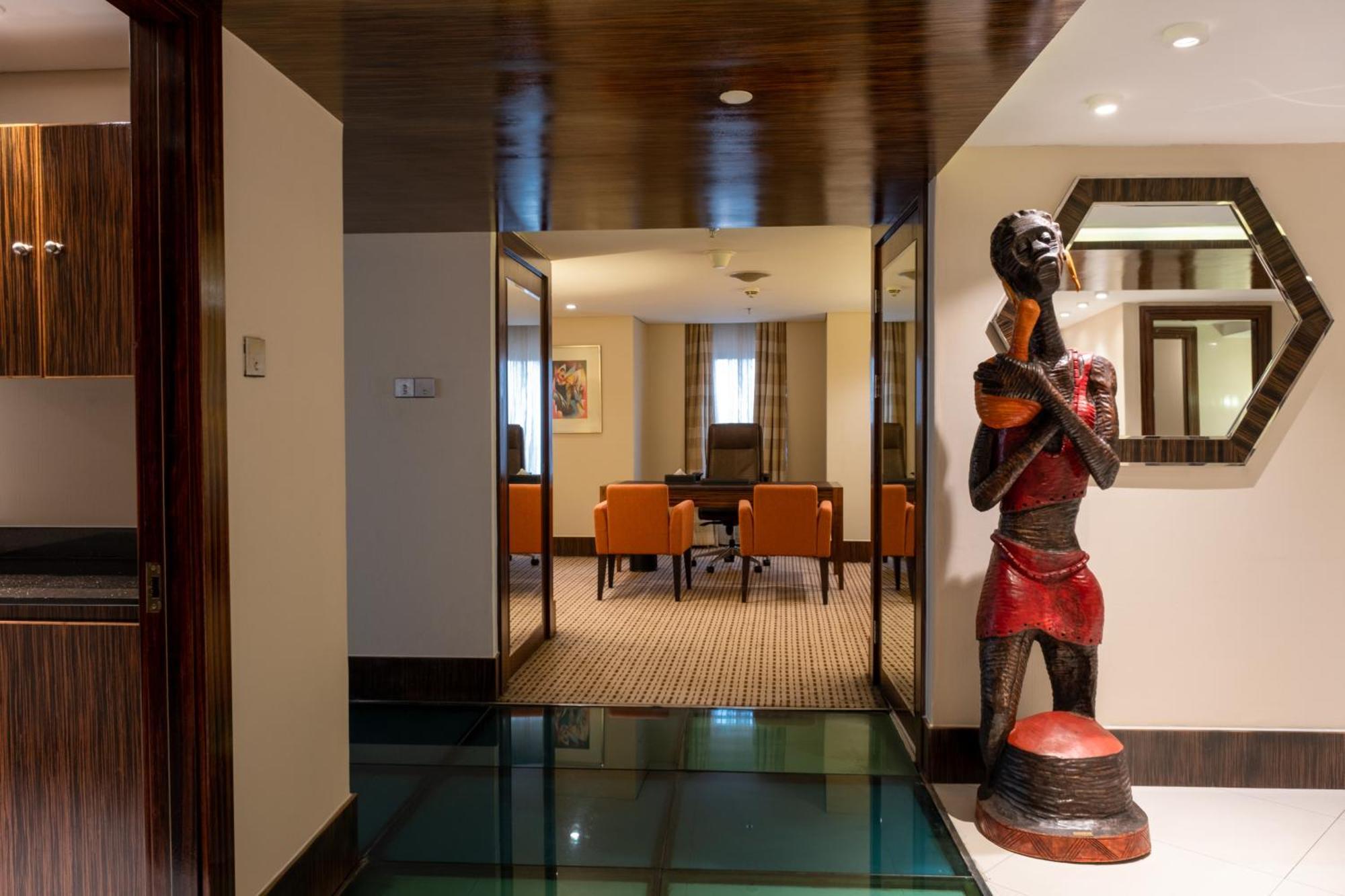 Lagos Continental Hotel Exterior foto The interior of a suite at the Taj Bengal