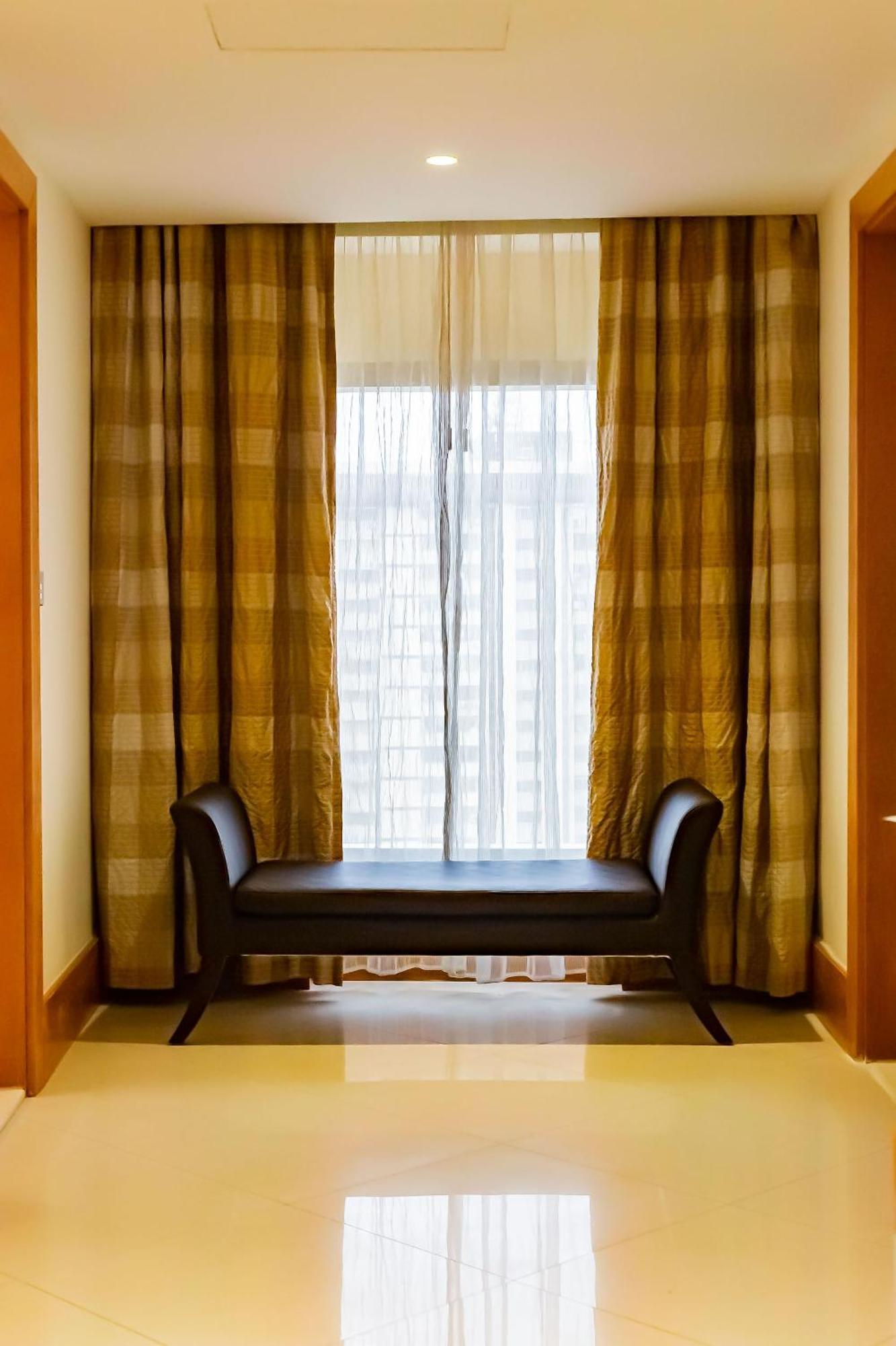 Lagos Continental Hotel Exterior foto Window seat with a settee