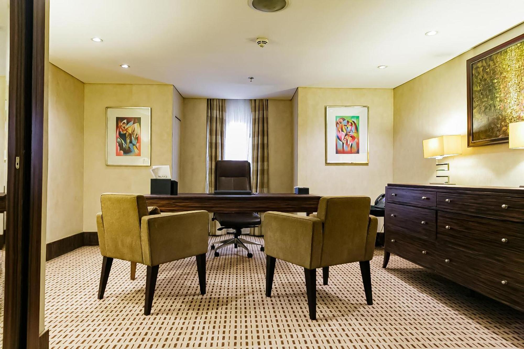 Lagos Continental Hotel Exterior foto A typical office at the Four Seasons Hotel, London