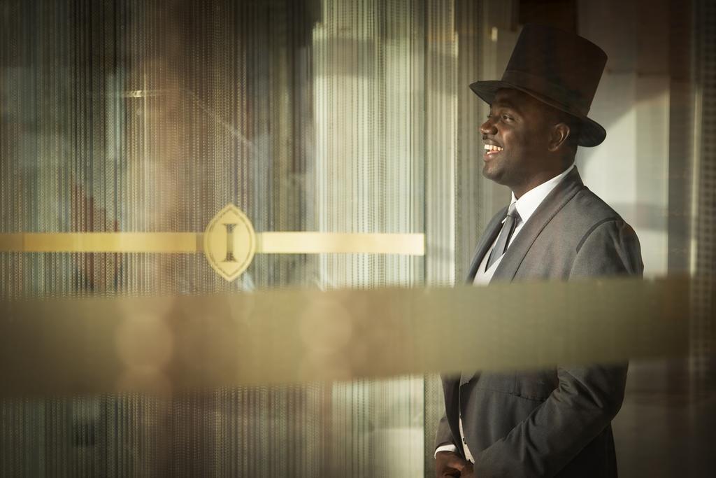Lagos Continental Hotel Exterior foto A doorman at the entrance of a nightclub in London