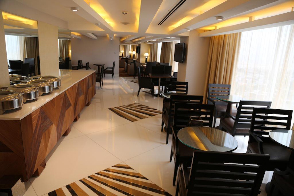 Lagos Continental Hotel Exterior foto The Royal Club Lounge at the Royal Plaza Hotel